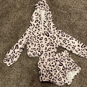 Cheetah long sleeve crop top and bummies